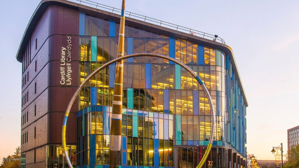 Photo of the outside of Cardiff Central Library Hub Llun o'r tu allan i Ganolfan Lyfrgell Ganolog Caerdydd