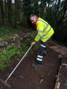 Participant doing gardening work outside Cyfranogwr yn gwneud gwaith garddio tu allan